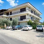 Meni Aparthotel 3*